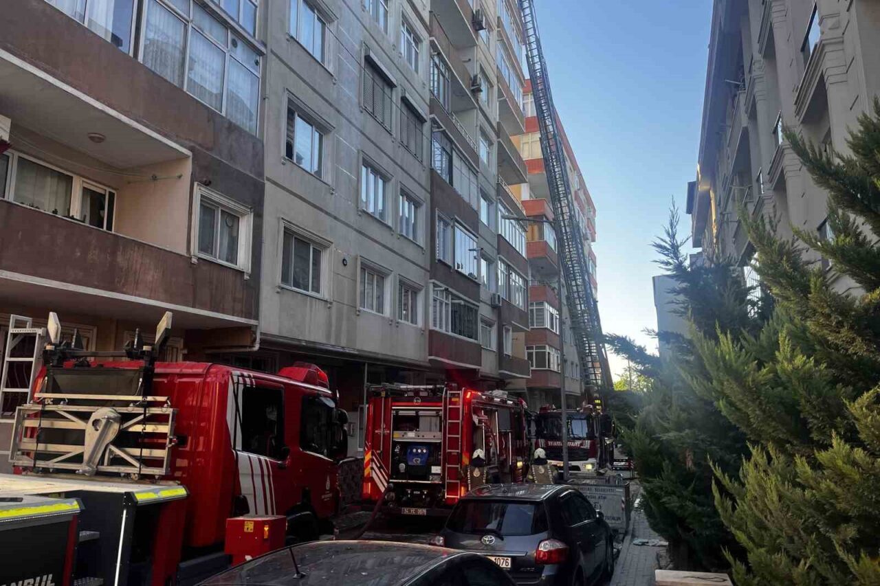 Avcılar’da bir binanın çatısı alev alev yandı. Yangın, itfaiye ekiplerinin