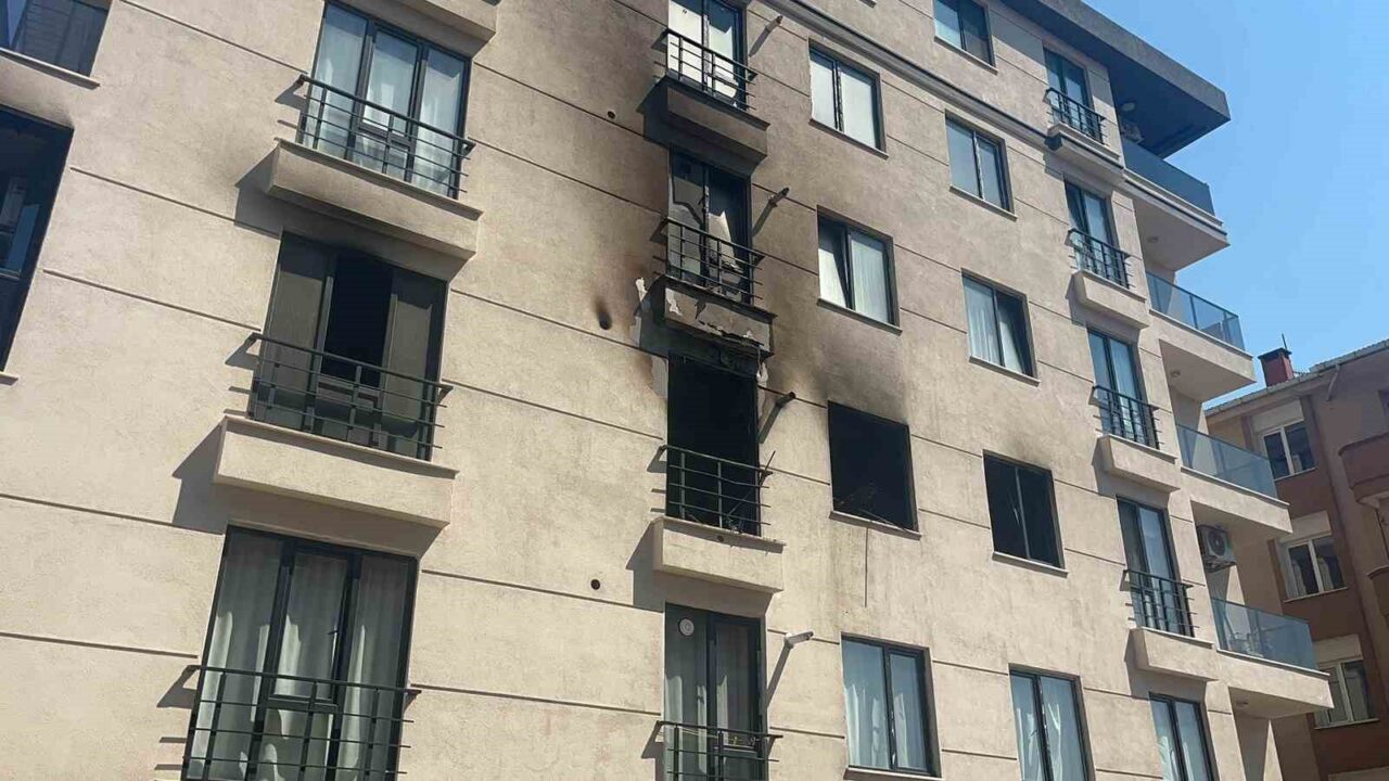 Avcılar’da 5 katlı binanın 3’üncü katında çıkan yangında dehşet anları