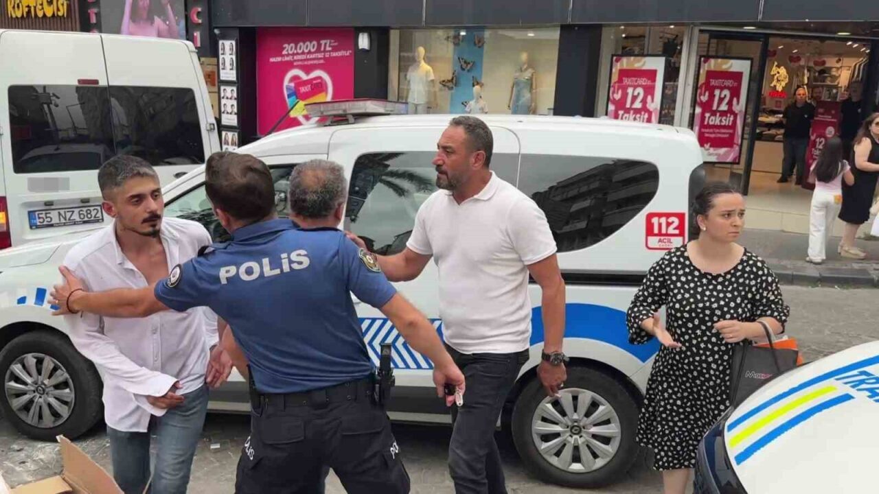 Samsun’un İlkadım ilçesinde bulunan Bulvar Alışveriş Merkezi(AVM) önünde iki şahıs