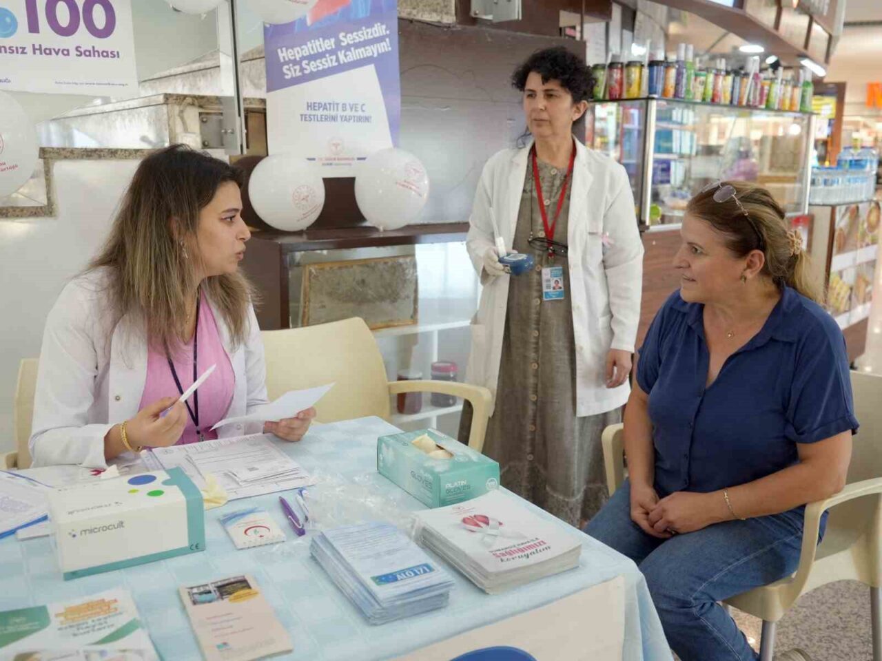 Kastamonu’da vatandaşları sigarayı bırakmaya teşik etmek amacıyla açılan stantta farkındalık