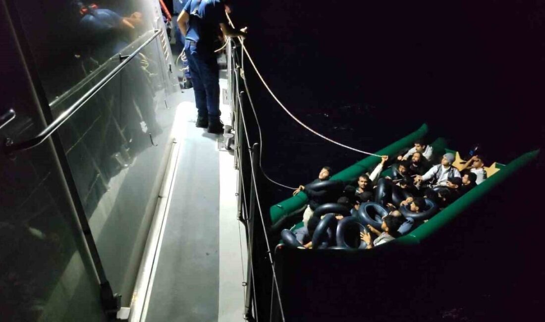 Aydın’ın Kuşadası ilçesi açıklarında lastik bot içerisinde bulunan 24 düzensiz