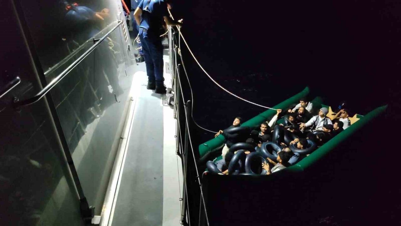 Aydın’ın Kuşadası ilçesi açıklarında lastik bot içerisinde bulunan 24 düzensiz