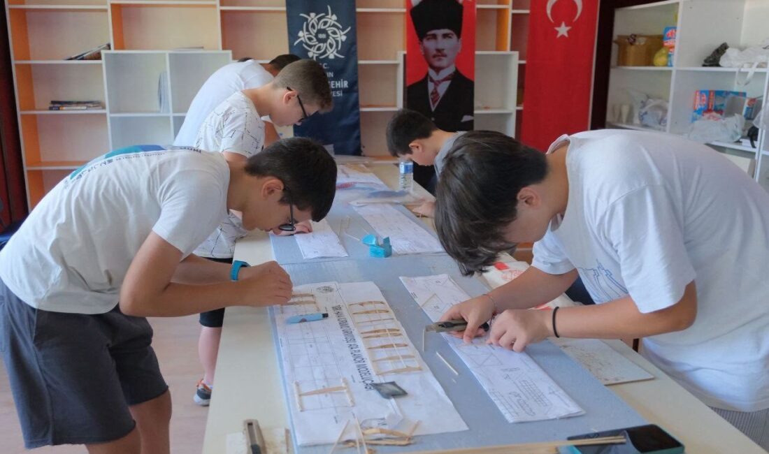 Aydın Büyükşehir Belediyesi, yaz kursları kapsamında düzenlediği model uçak eğitimleriyle