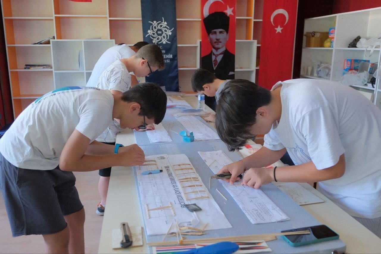Aydın Büyükşehir Belediyesi, yaz kursları kapsamında düzenlediği model uçak eğitimleriyle