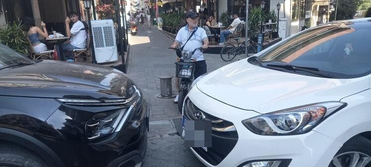 Aydın Efeler’de kaldırım, engelli ve yaya geçitlerinin sürekli işgal altında