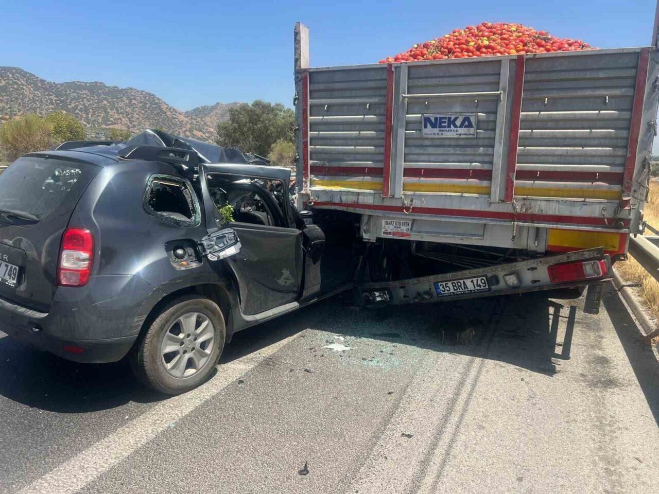 Aydın-İzmir otoyolunda arıza nedeniyle emniyet şeridinde duran tıra, otomobil çarptı.