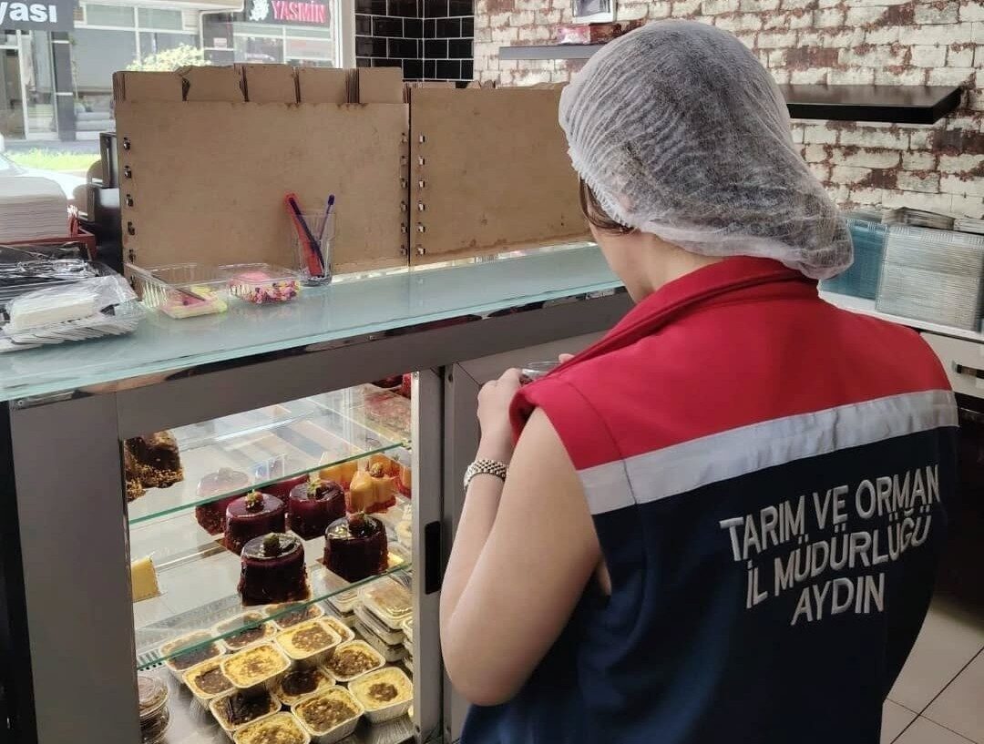 Aydın’da faaliyet gösteren tatlıcı ve dondurmacılara yönelik eşzamanlı denetim gerçekleştirilirken,