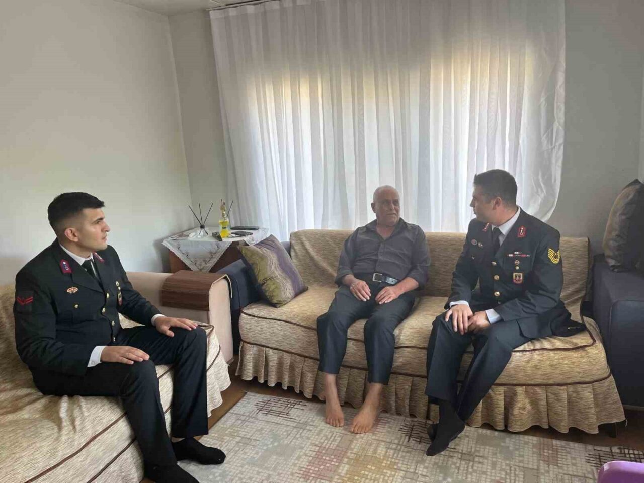 Aydın’ın Karpuzlu ilçesinde jandarma ekipleri Kıbrıs Gazilerini ziyaret etti. Karpuzlu