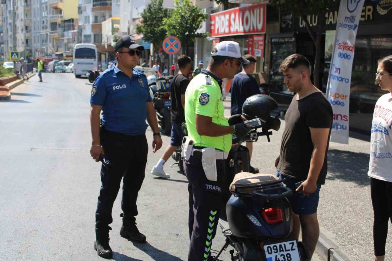 Aydın’ın Efeler ilçesinde trafik denetimlerine devam eden Aydın Trafik Denetleme