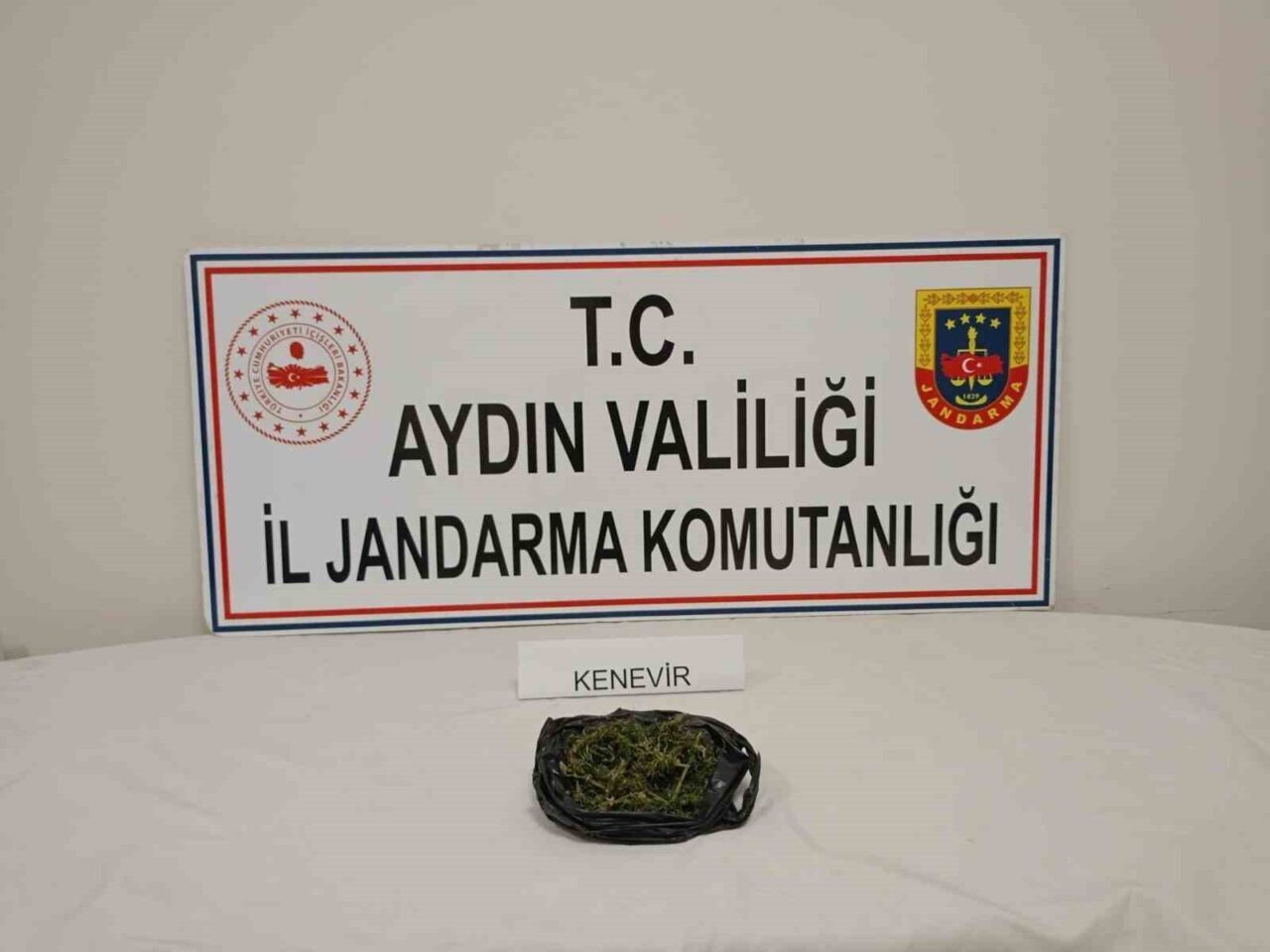 Aydın’ın Koçarlı ilçesinde jandarma ekiplerinin gerçekleştirdiği yol kontrolünde, uyuşturucu madde