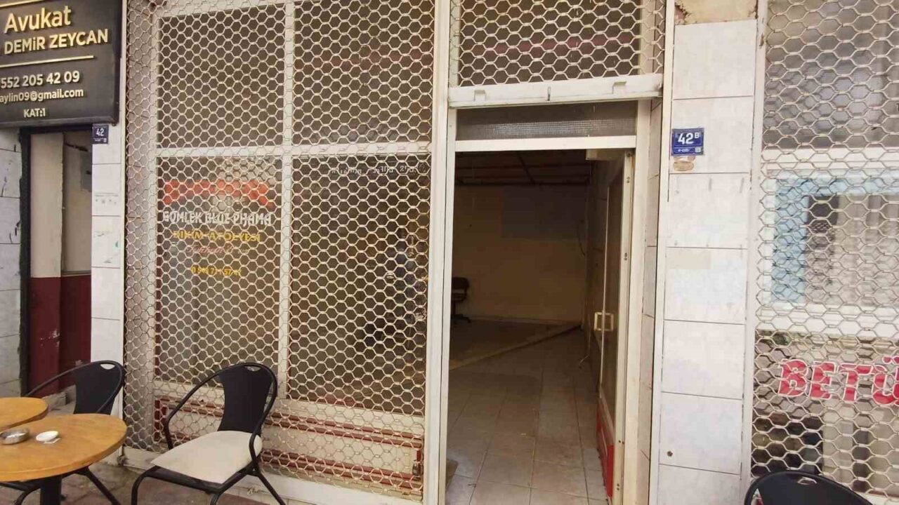 Aydın’ın Efeler ilçesinde yaklaşık yarım asırdır terzilik yapan Turhan Eser’in