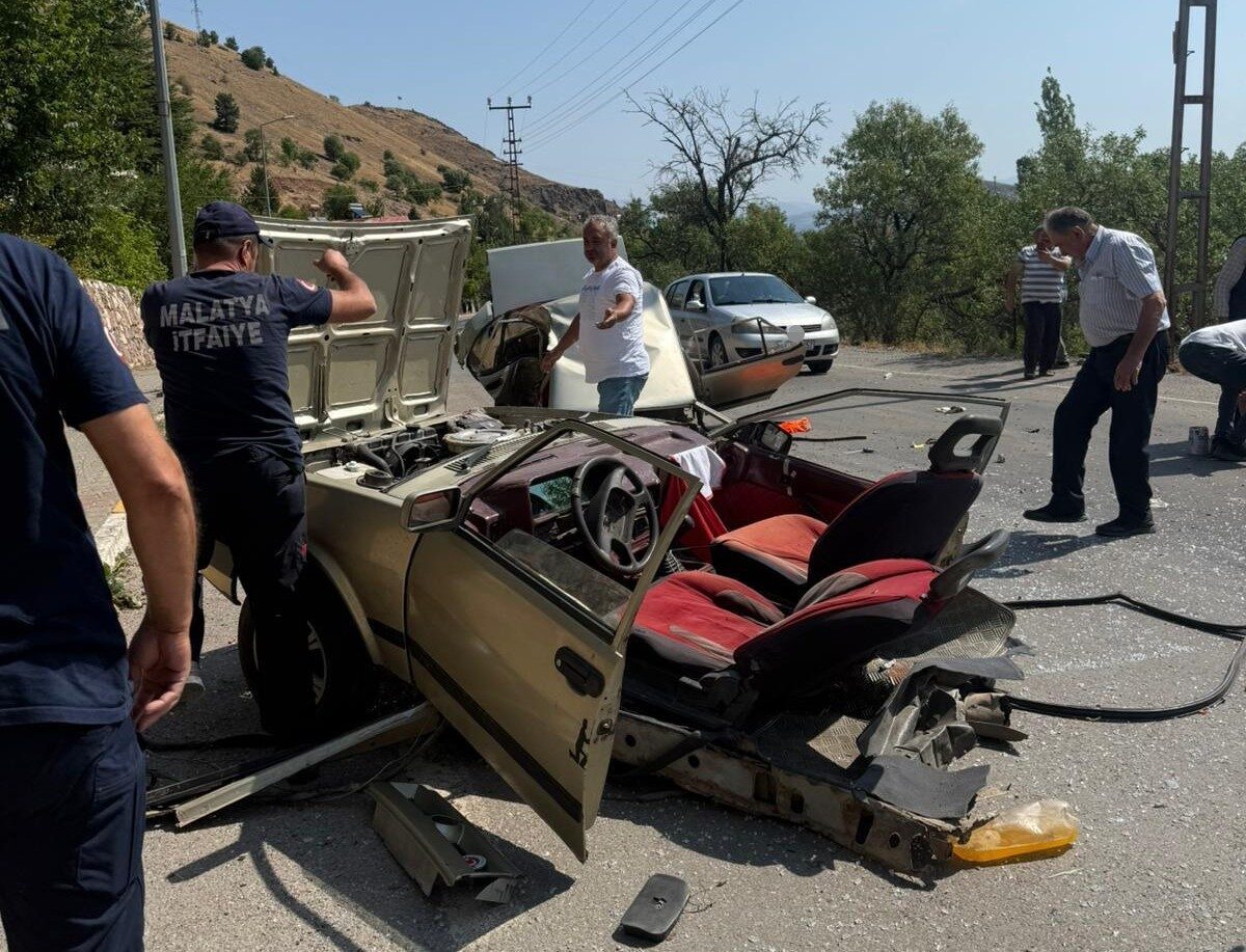 Malatya’nın Arapgir ilçesinde sürücünün kontrolünden çıkan Fiat Tofaş otomobil aydınlatma