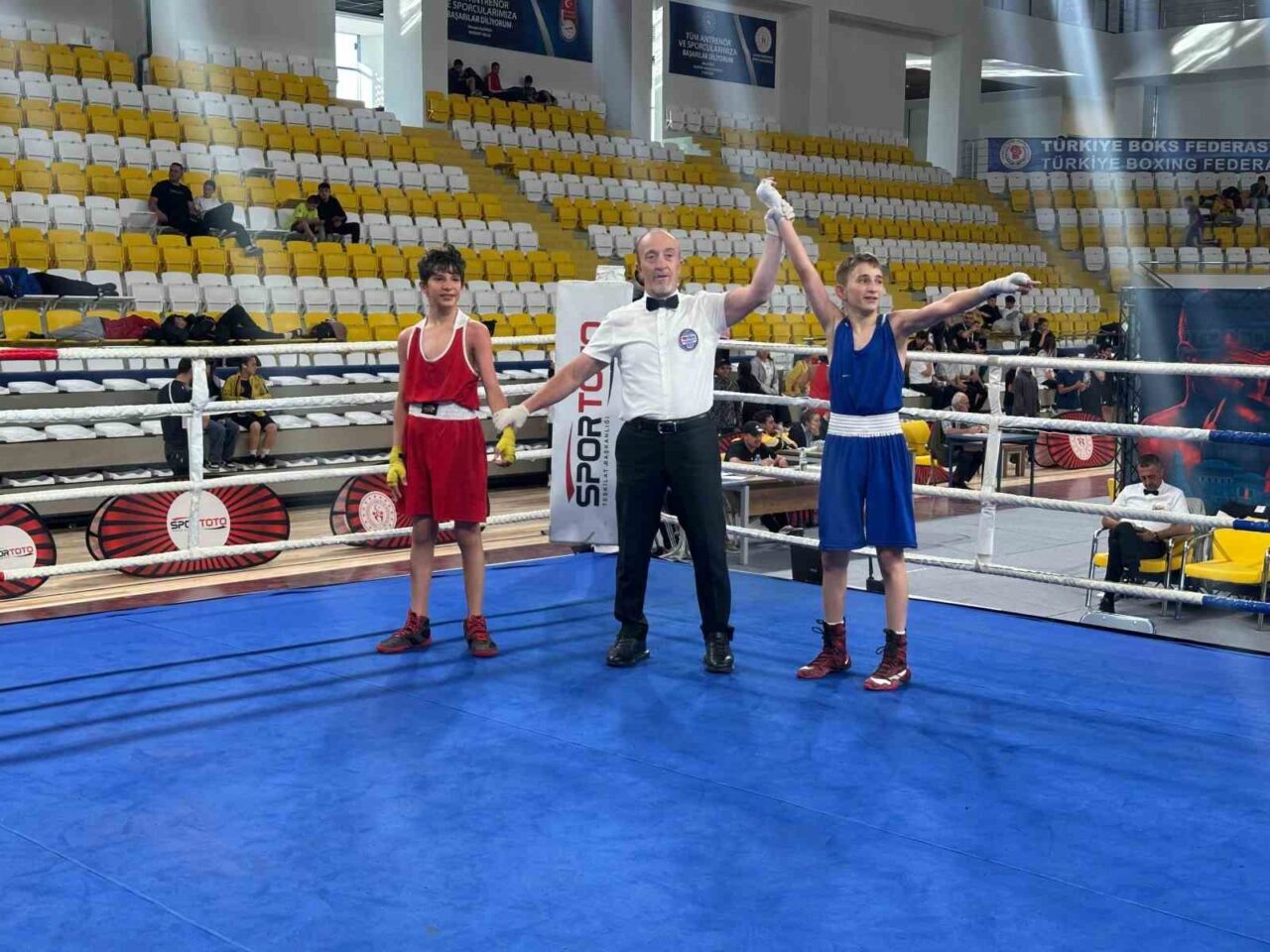 Bayburt’ta düzenlenen boks şampiyonasında Aydın’ın temsil eden Tülay Rabia Önbaş