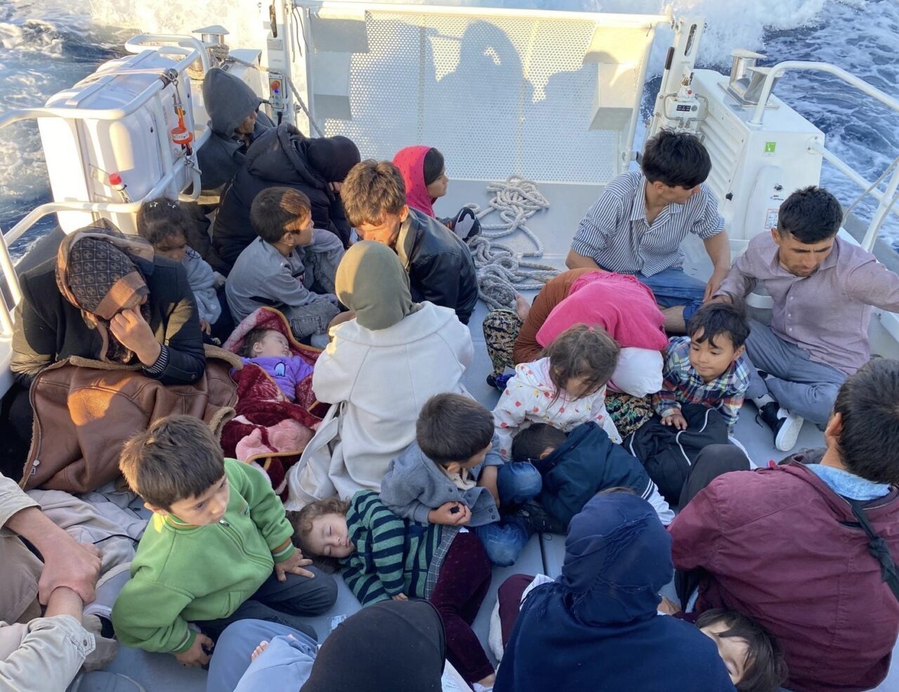 Çanakkale’nin Ayvacık ilçesi açıklarında motor arızası nedeniyle sürüklenen ve yardım