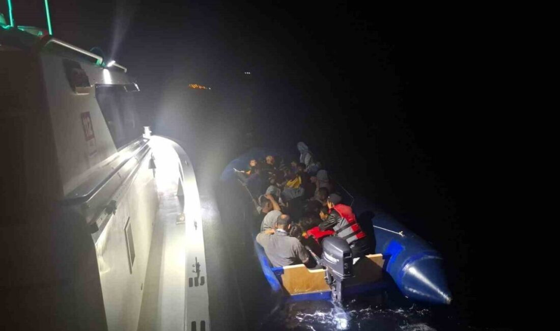 Çanakkale’nin Ayvacık ilçesi açıklarında Sahil Güvenlik Komutanlığı ekiplerince 15’i çocuk