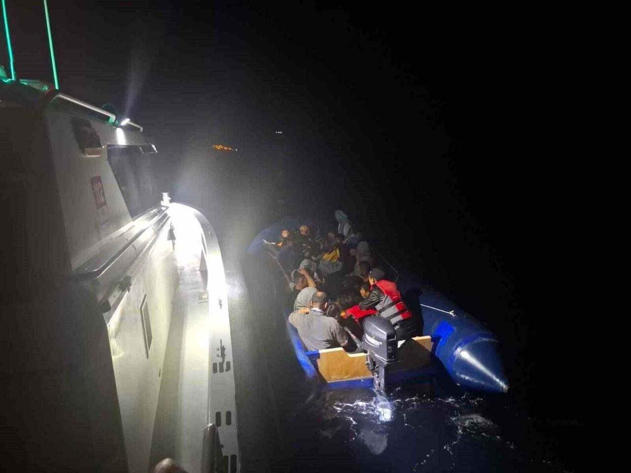 Çanakkale’nin Ayvacık ilçesi açıklarında Sahil Güvenlik Komutanlığı ekiplerince 15’i çocuk