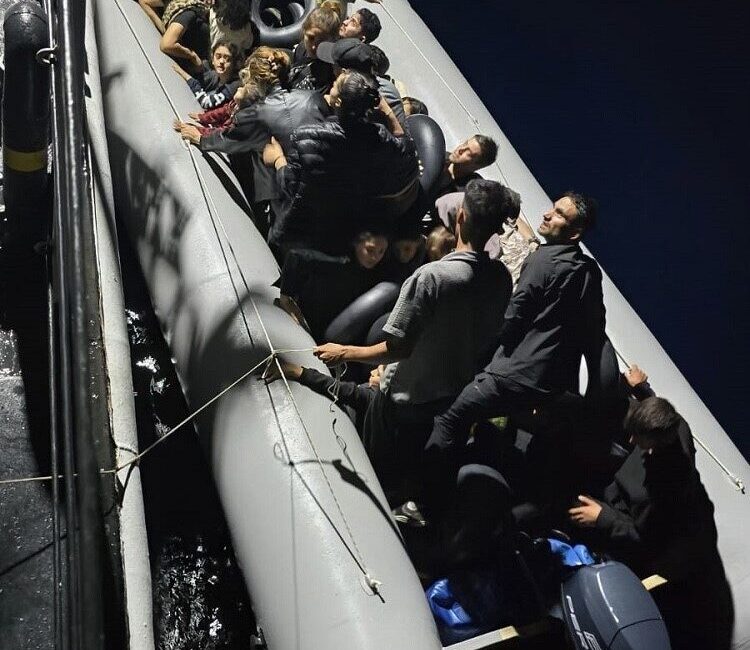 Çanakkale’nin Ayvacık ilçesi açıklarında Sahil Güvenlik ekiplerince 38 kaçak göçmen