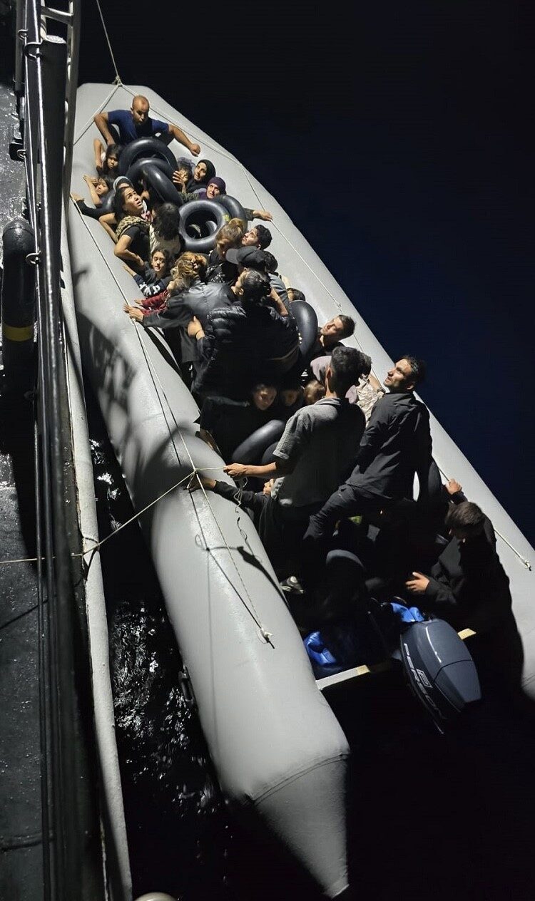 Çanakkale’nin Ayvacık ilçesi açıklarında Sahil Güvenlik ekiplerince 38 kaçak göçmen