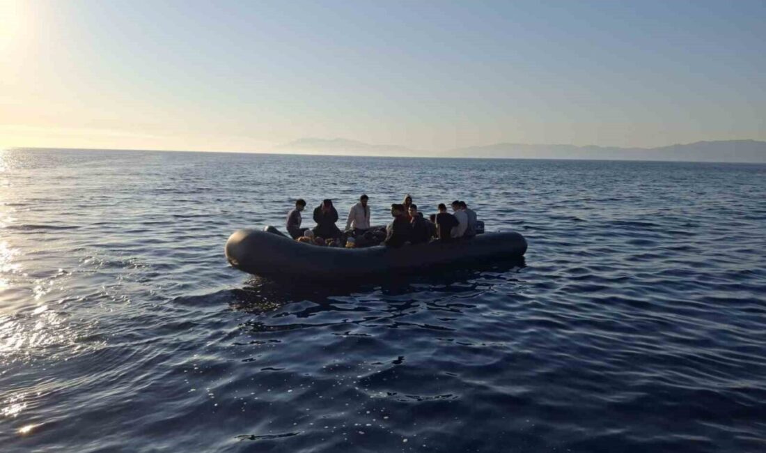 Çanakkale’nin Ayvacık ilçesinde lastik botlarında yaşanan makine arıza nedeniyle sürüklenen