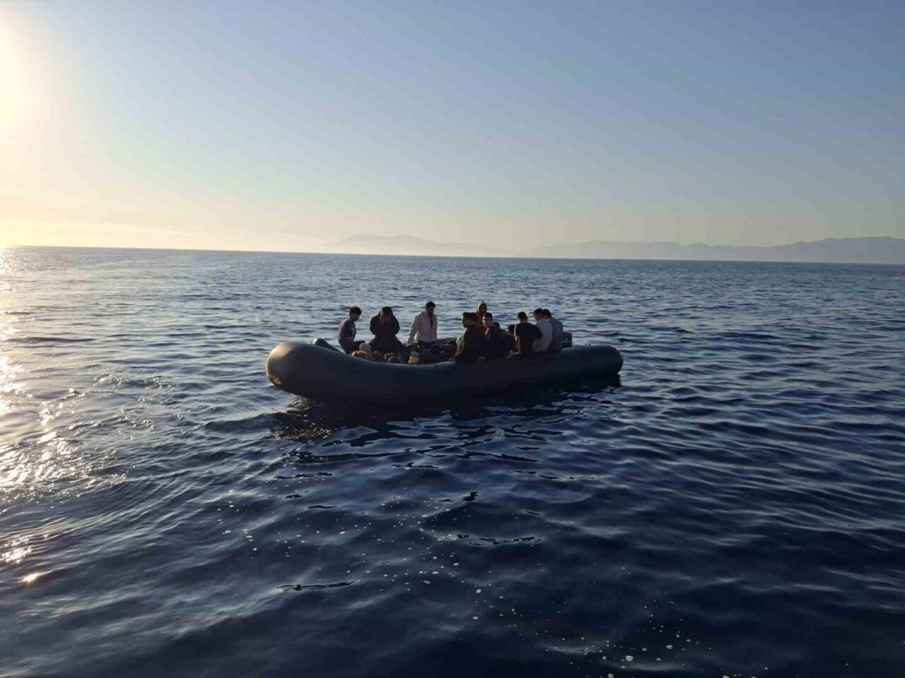 Çanakkale’nin Ayvacık ilçesinde lastik botlarında yaşanan makine arıza nedeniyle sürüklenen