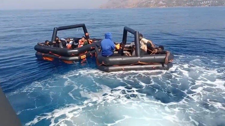 Çanakkale’nin Ayvacık ilçesi açıklarında Sahil Güvenlik Komutanlığı ekiplerince Yunanistan unsurlarınca