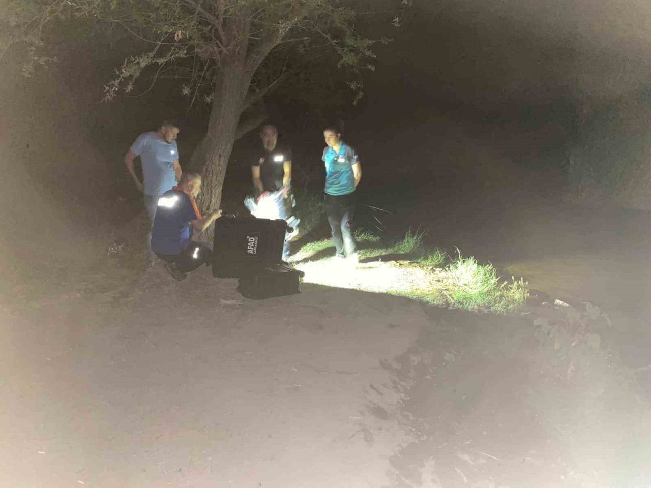 Çanakkale’nin Ayvacık ilçesinde çocuğunun dere kenarına düşen terliğini ararken kaybolan