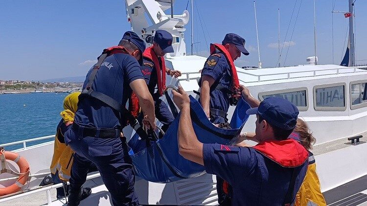 Balıkesir’in Ayvalık ilçesi açıklarında seyreden bir gezi teknesinde yaralanan bir