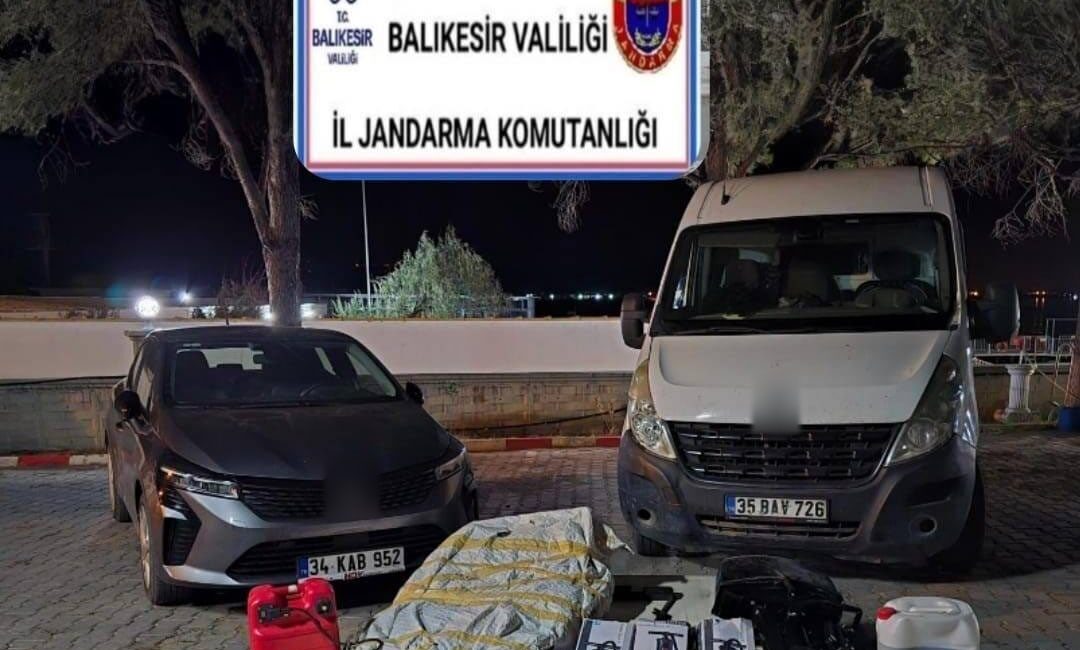 Balıkesir’in Ayvalık ilçesinde düzensiz göçle mücadele kapsamında düzenlenen operasyonda 22
