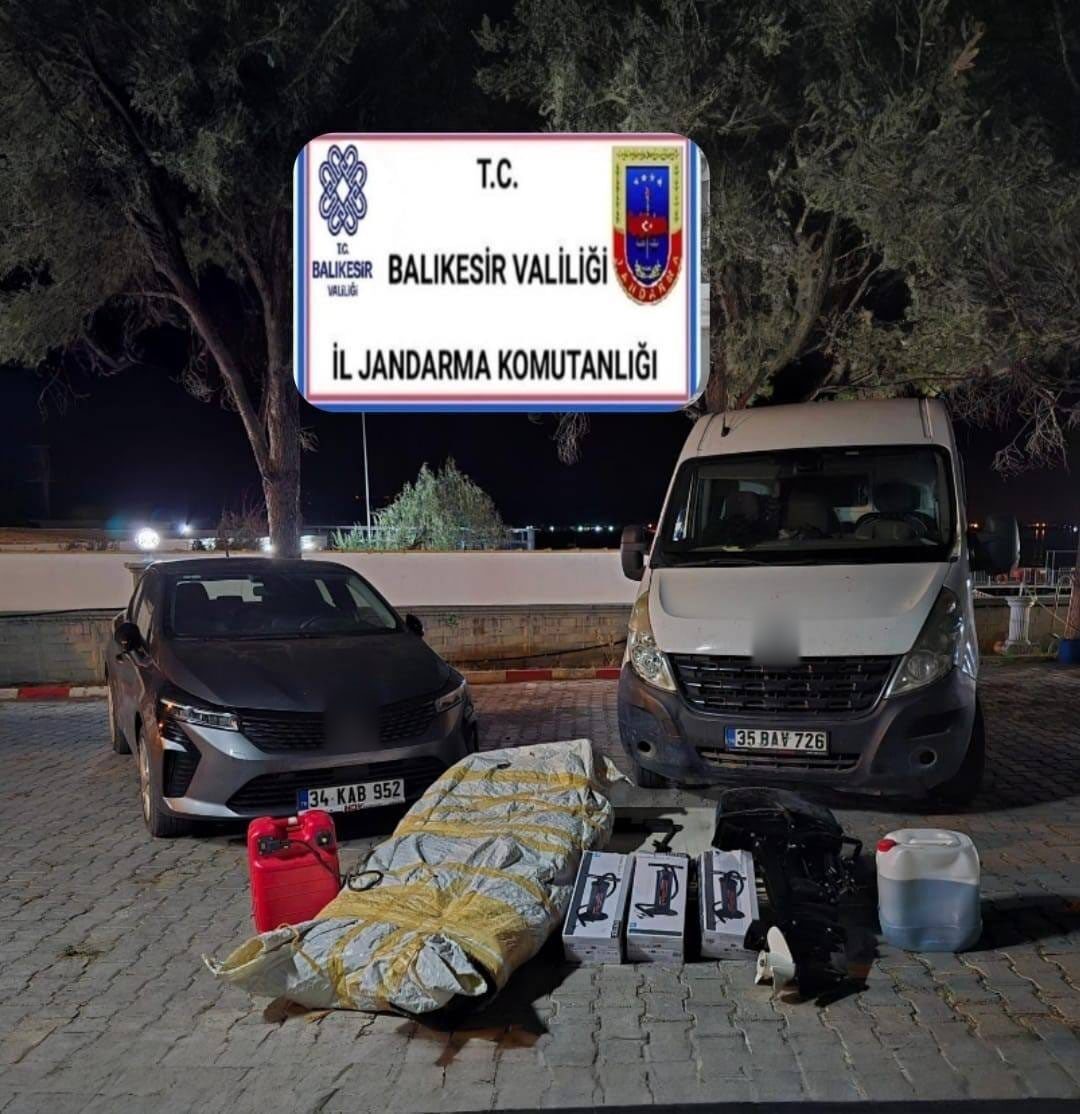 Balıkesir’in Ayvalık ilçesinde düzensiz göçle mücadele kapsamında düzenlenen operasyonda 22