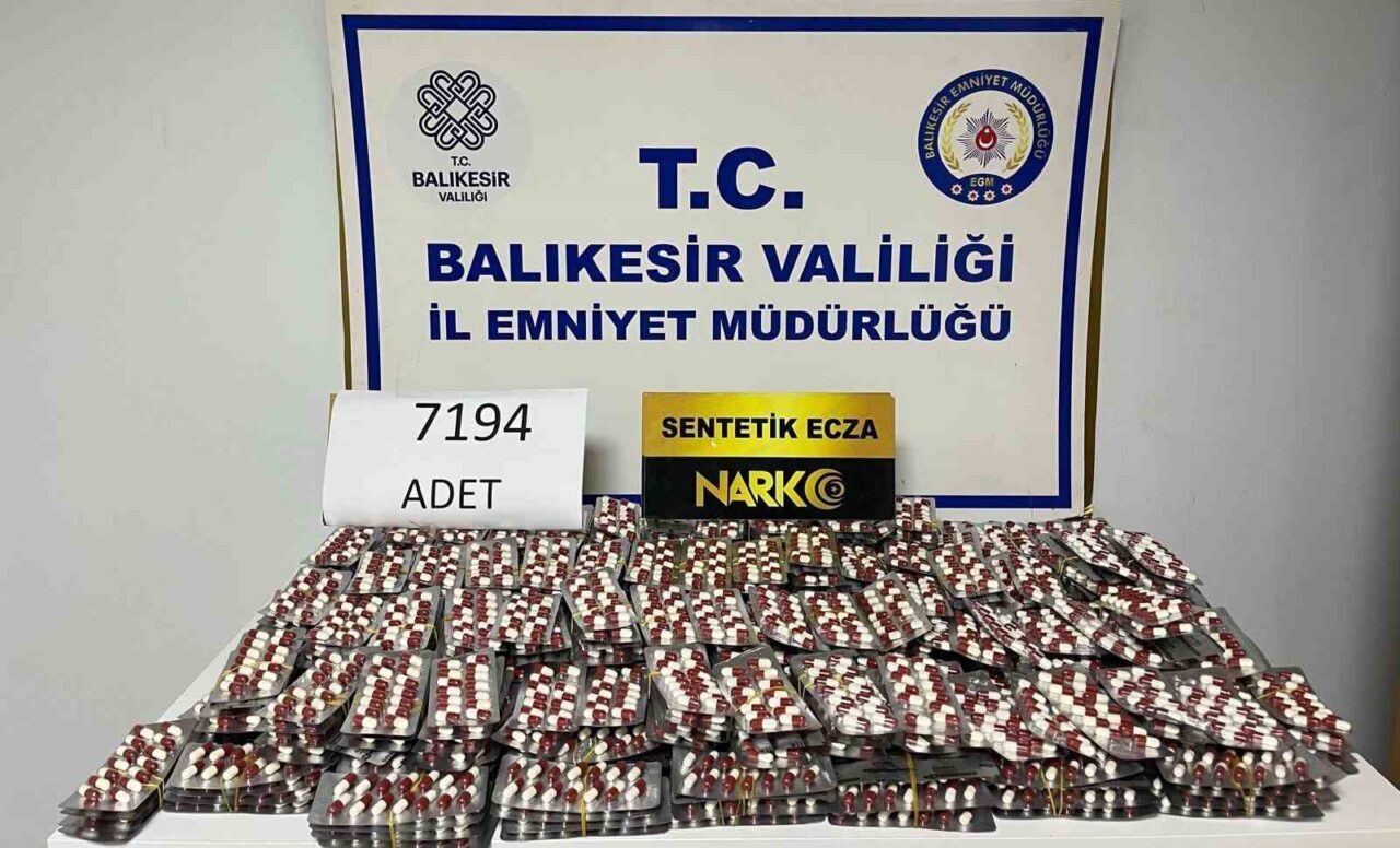 Balıkesir’in Ayvalık ilçesinde polis ekiplerince düzenlenen uyuşturucu operasyonunda 7 bin