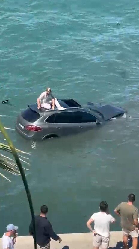 Balıkesir’in Ayvalık ilçesinde sahil yolunda bir otomobil kontrolden çıkarak denize