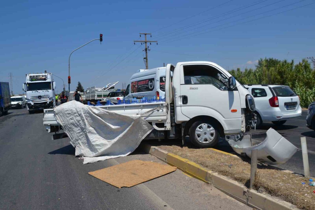 Balıkesir’in Ayvalık ilçesinde meydana gelen trafik kazasında bir tır, bir