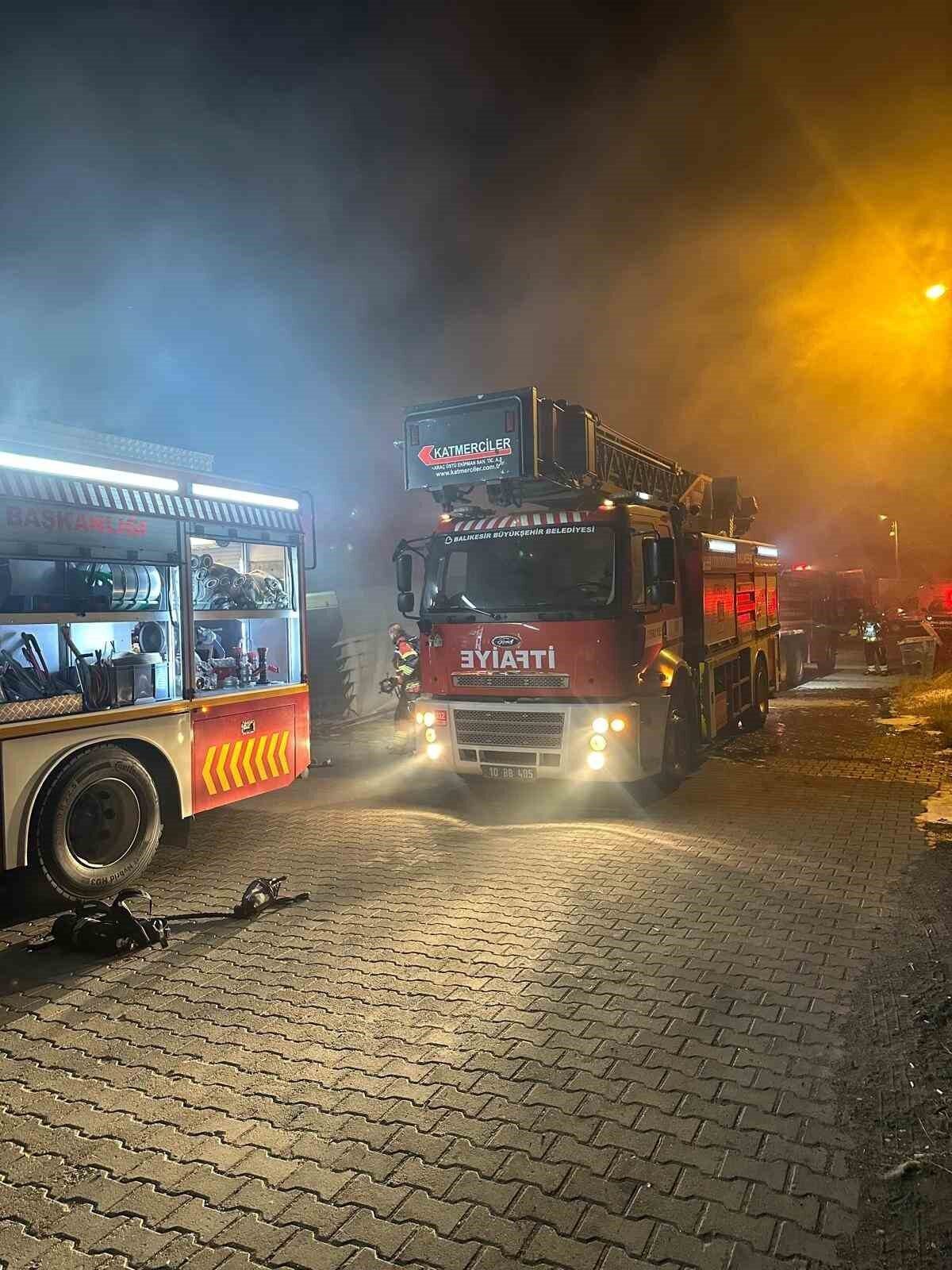 Balıkesir’in Ayvalık ilçesinde, akşam saatlerinde bir zeytinyağı paketleme tesisinde çıkan