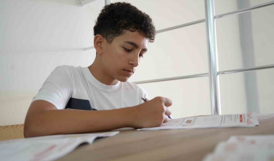 Bayburt Şehitler Ortaokulu öğrencisi Hasan İmamoğlu, disiplinli ve azimli çalışmayla