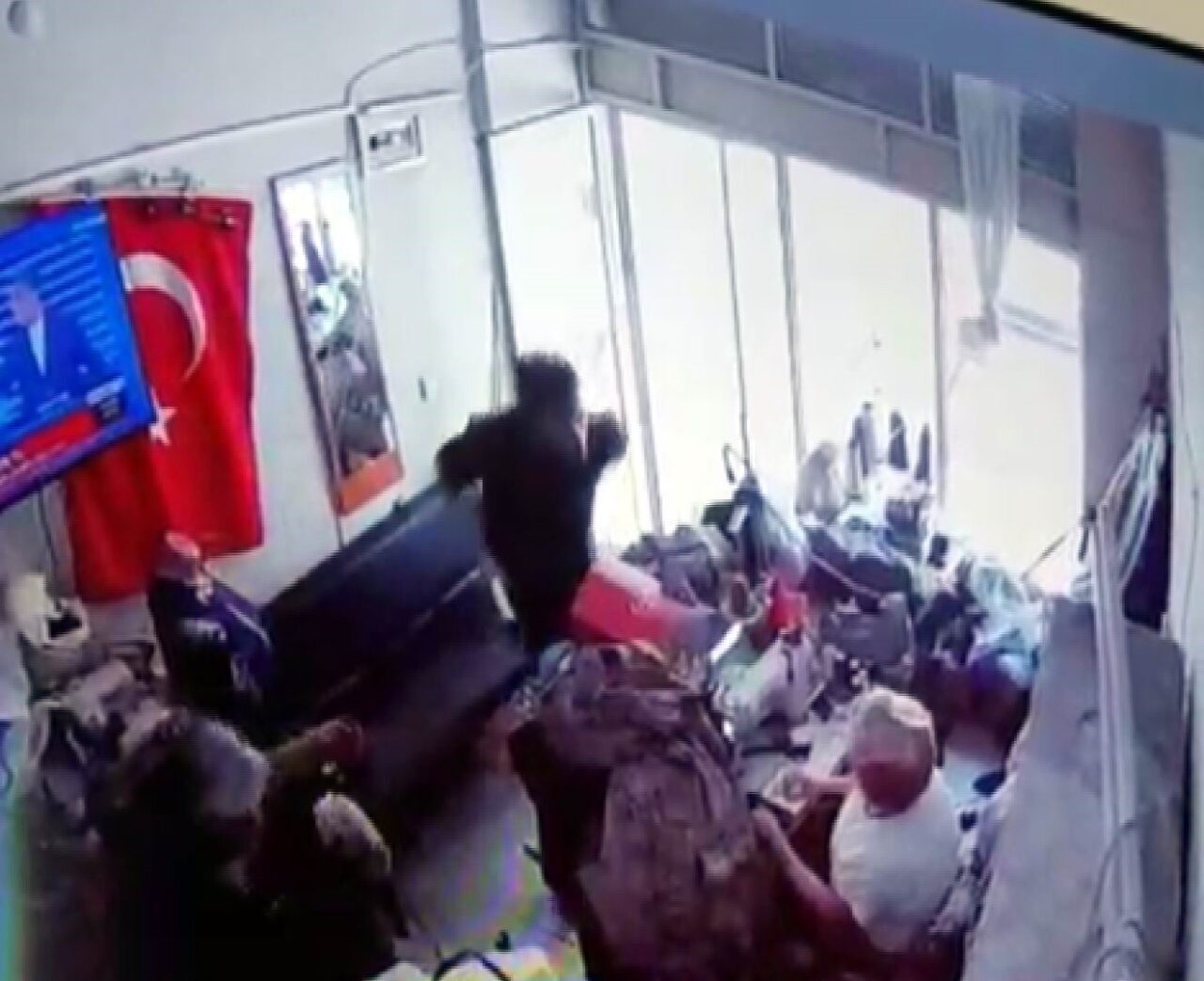 Kayseri’nin Kocasinan ilçesinde terzilik yapan Serpil Bıçkıcı, dükkanını basarak kendisini