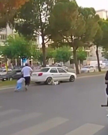 Kahramanmaraş’ta babalarıyla beraber yolun karşısına geçerken otomobilin çarptığı 2 çocuk