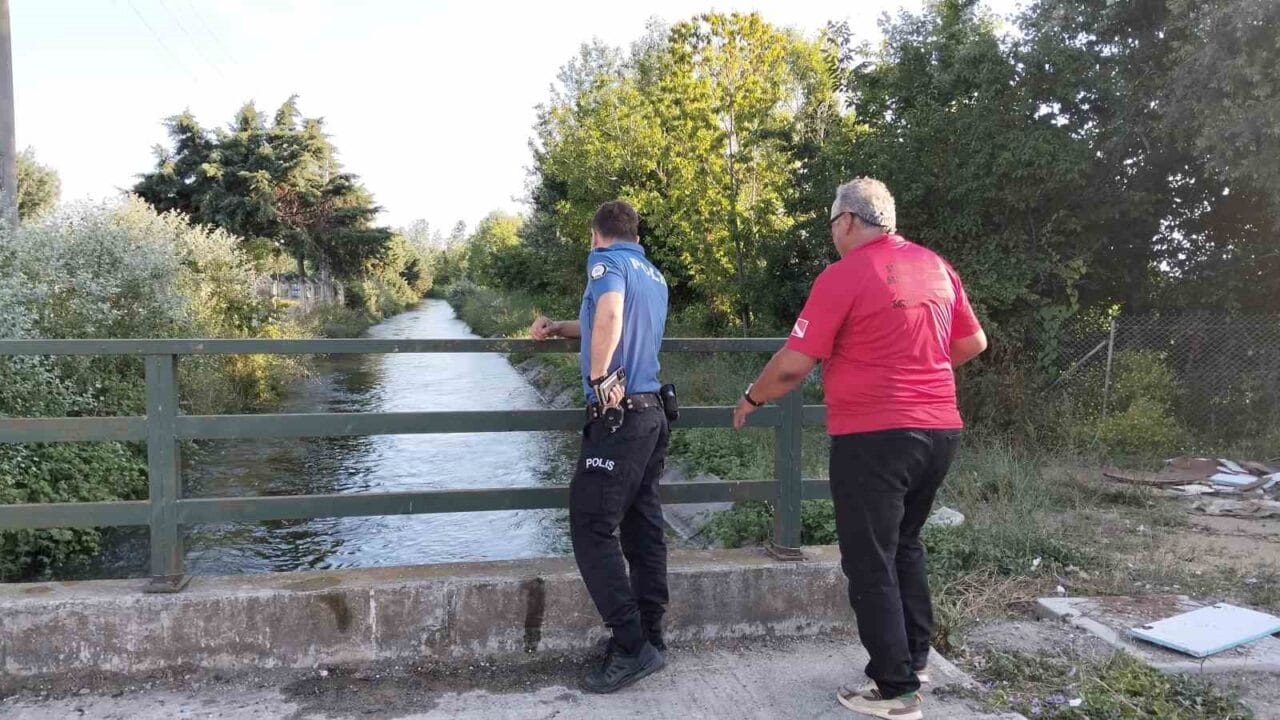 Samsun’un Bafra ilçesinde sulama kanalına düşen bir kişi, çevredeki vatandaşlar