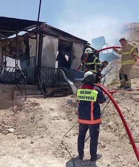 Adıyaman’ın Besni ilçesinde meydana gelen bağ evi yangını korkuttu. Edinilen