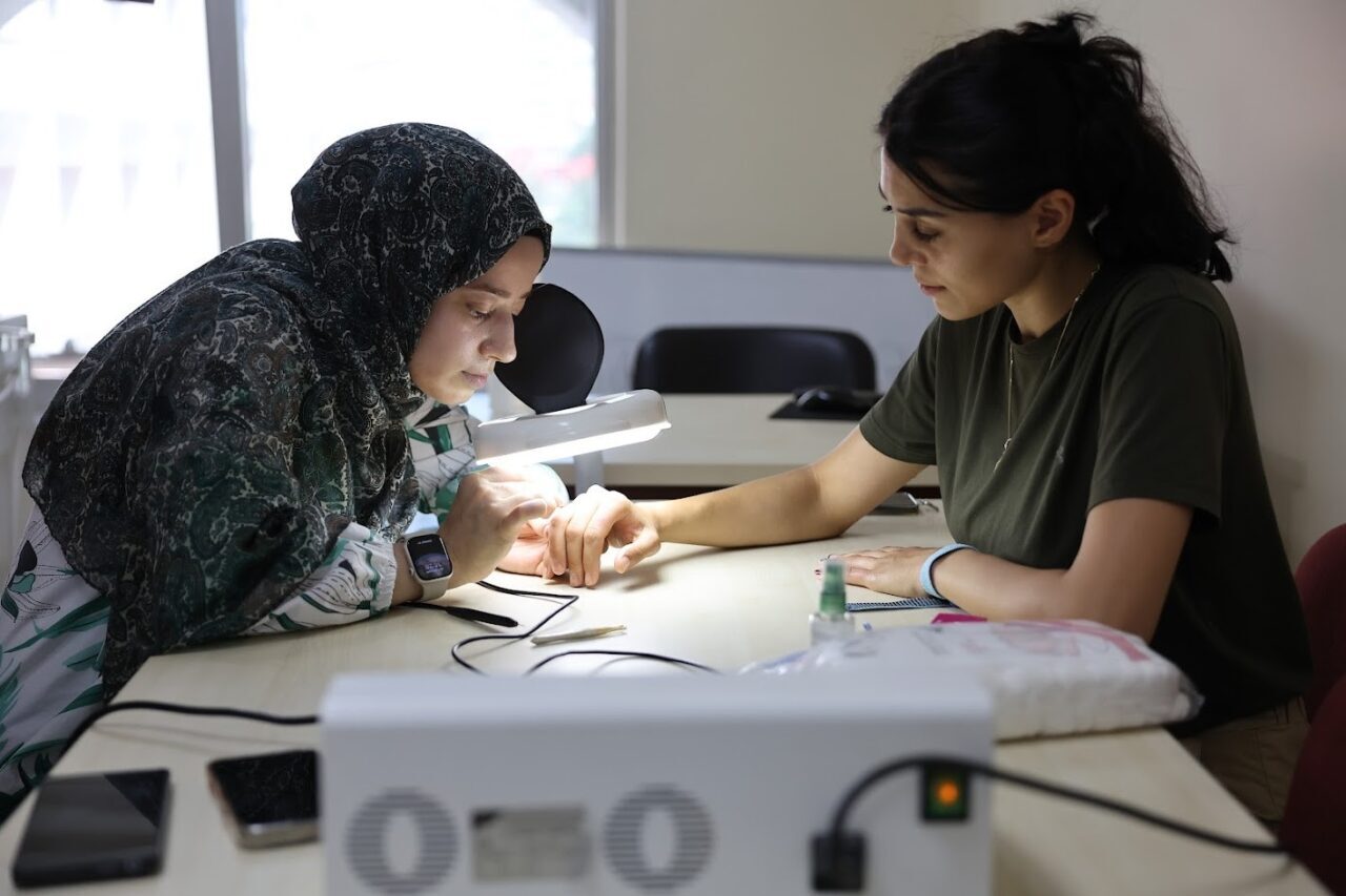 Bağcılar Belediyesi’nin düzenlediği Güzellik, Saç ve Cilt Bakım Hizmetleri Kursu’na