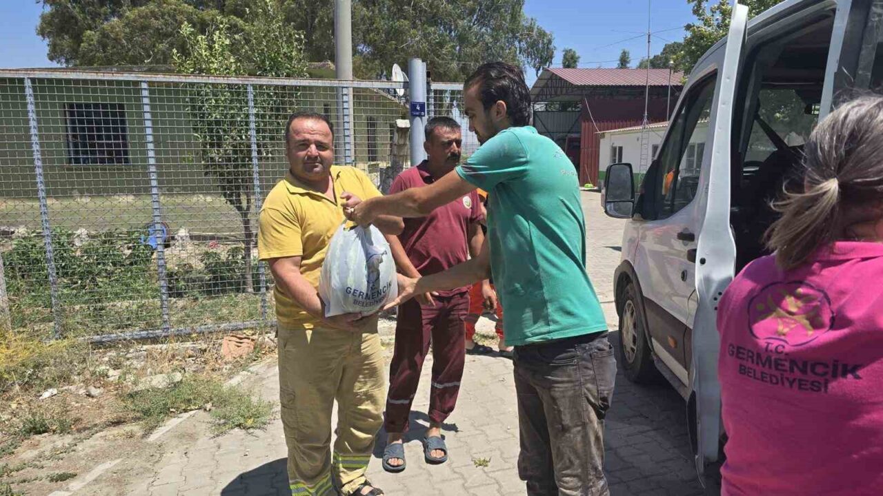 Aydın’ın Germencik ilçesinde bağışlanan karpuzlar vatandaşlara dağıtıldı. Germencik Belediye Meclis