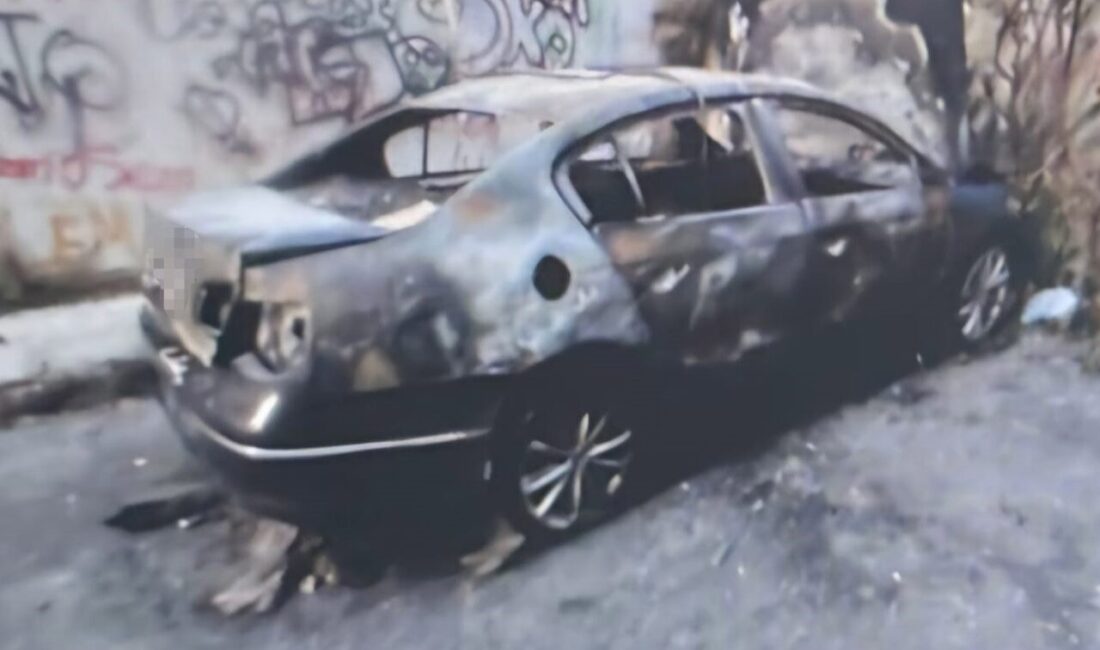 İstanbul Bahçelievler’de polis yelekleriyle girdikleri evden kasa çalan şüpheliler, iz