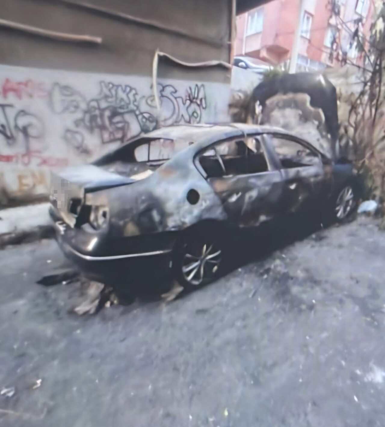 İstanbul Bahçelievler’de polis yelekleriyle girdikleri evden kasa çalan şüpheliler, iz