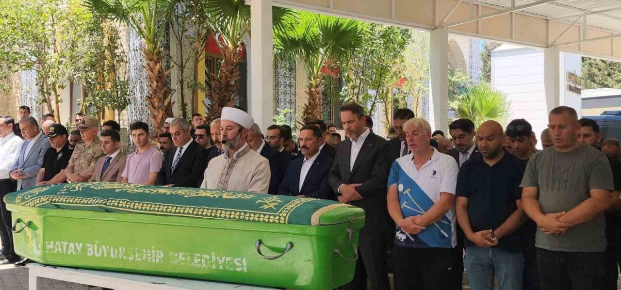 Enerji ve Tabii Kaynaklar Bakanı Alparslan Bayraktar, Hatay’ın Kırıkhan ilçesinde