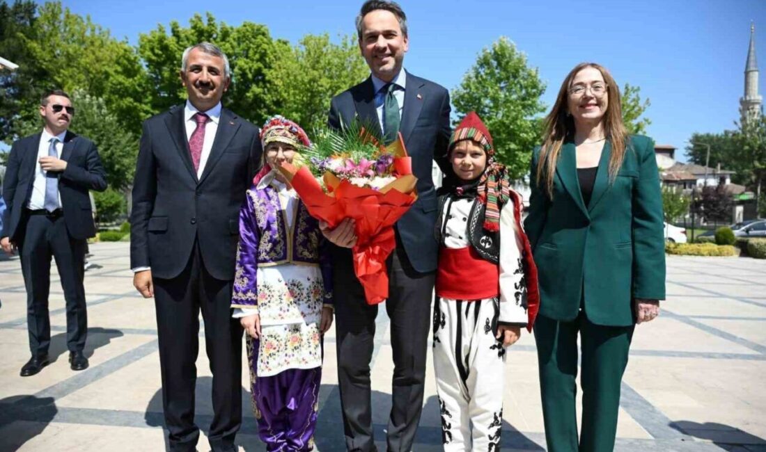 Enerji ve Tabii Kaynaklar Bakanı Alparslan Bayraktar, bir dizi temaslarda