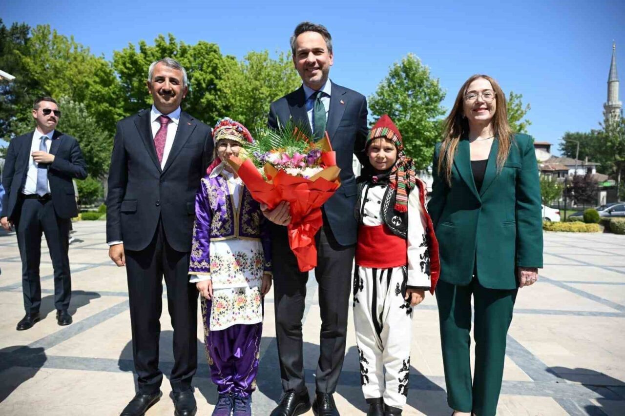 Enerji ve Tabii Kaynaklar Bakanı Alparslan Bayraktar, bir dizi temaslarda