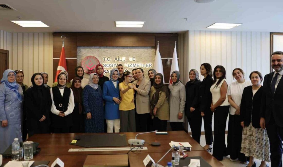 Aile ve Sosyal Hizmetler Bakanı Mahinur Özdemir Göktaş, şehit eşleriyle