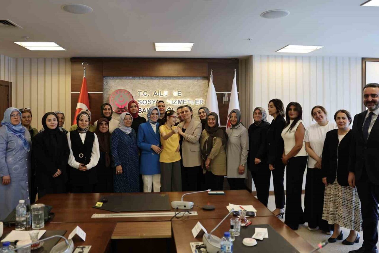 Aile ve Sosyal Hizmetler Bakanı Mahinur Özdemir Göktaş, şehit eşleriyle