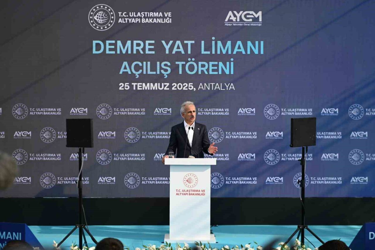 Ulaştırma ve Altyapı Bakanı Abdulkadir Uraloğlu, Demre Yat Limanı’nın hizmete