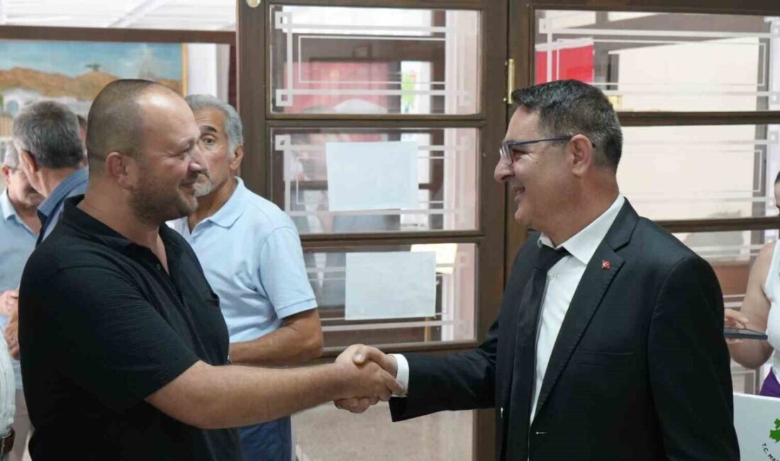 Bakır Rölyef Sanatçısı Necmeddin Sadıkoğlu, 13 şehidin mezarlarından aldığı toprakları