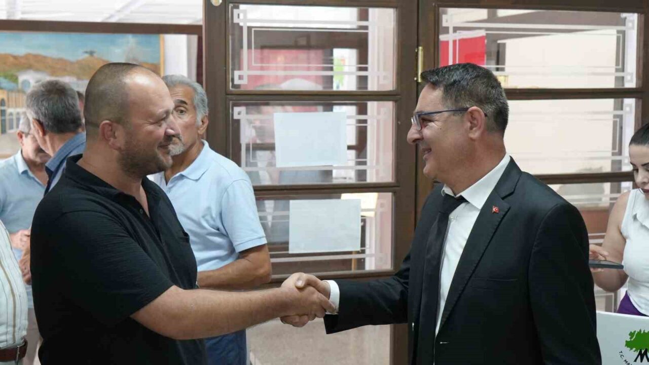 Bakır Rölyef Sanatçısı Necmeddin Sadıkoğlu, 13 şehidin mezarlarından aldığı toprakları